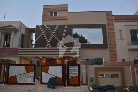 10 Marla Like Brand New House With Gas Available For Sale In Bahria Town Lahore.