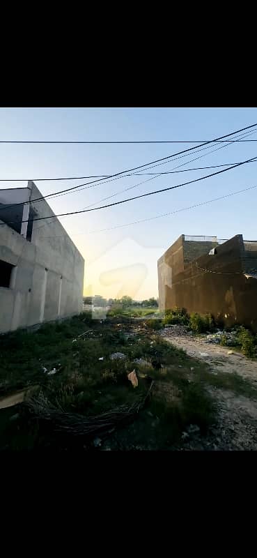 یونیورسٹی روڈ سرگودھا میں 10 مرلہ کمرشل پلاٹ 2.7 کروڑ میں برائے فروخت۔