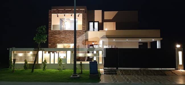 ڈی ایچ اے فیز 8 - بلاک وی فیز 8,ڈیفنس (ڈی ایچ اے),لاہور میں 6 کمروں کا 1 کنال مکان 7.75 کروڑ میں برائے فروخت۔