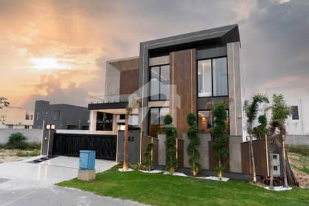 1-Kanal Contemporary Designer Home Built with Exceptional A++ Construction Standards 1-Kanal Contemporary Designer Home Built with Exceptional A++ Construction Standards