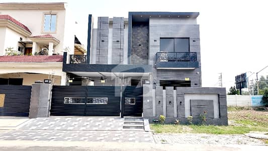 Perfect Prime Location 10 Marla House In Central Park - Block A For Sale