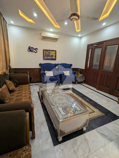 10 Marla Elegant House For Sale With 6 Bedrooms