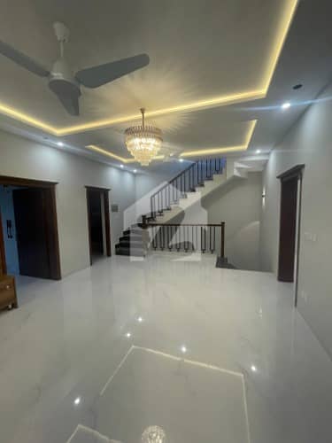 7 Bed Rooms Used House Is Available For Sale