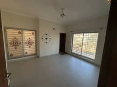 152sq Yd 3 Bedrooms Luxury Villa Is Available FOR RENT. 8km From Entrance Of BTK. 3 Bed DDL 1 Kitchen