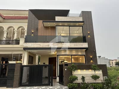 ڈی ایچ اے 9 ٹاؤن ۔ بلاک اے ڈی ایچ اے 9 ٹاؤن,ڈیفنس (ڈی ایچ اے),لاہور میں 3 کمروں کا 5 مرلہ مکان 1.35 لاکھ میں کرایہ پر دستیاب ہے۔