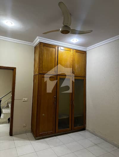 ڈی ایچ اے فیز 5 ڈیفنس (ڈی ایچ اے),لاہور میں 4 کمروں کا 10 مرلہ مکان 1.5 لاکھ میں کرایہ پر دستیاب ہے۔