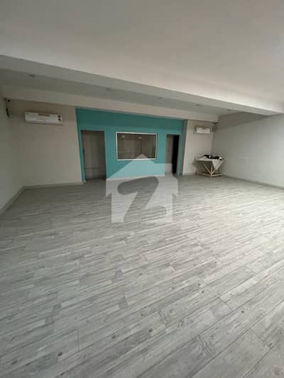 ایم ایم عالم روڈ گلبرگ,لاہور میں 13 مرلہ Studio دکان 10.0 لاکھ میں کرایہ پر دستیاب ہے۔