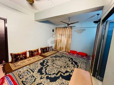 طارق روڈ کراچی میں 3 کمروں کا 8 مرلہ فلیٹ 1.8 کروڑ میں برائے فروخت۔