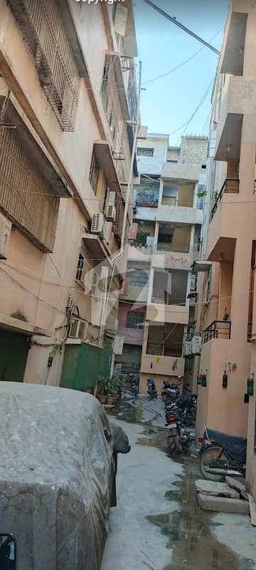 Kareem Square Near Hassan Square 3 Bedroom Flat Available 3 Side Cornet West Open 3rd Floor Without Lift . Compound Parking Available.