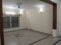 3 Bed 4 Bath Drawing TV Lounge Kitchen Separate Meter Gas Electric LowerPortion Available For Rent