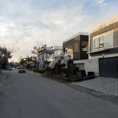 60' 90 Corner Plot For Sale In G-15