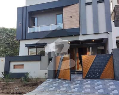 10 Marla Corner Brand New House Available For Rent