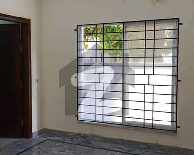 Available 5 Marla Corner Lower Portion For Rent