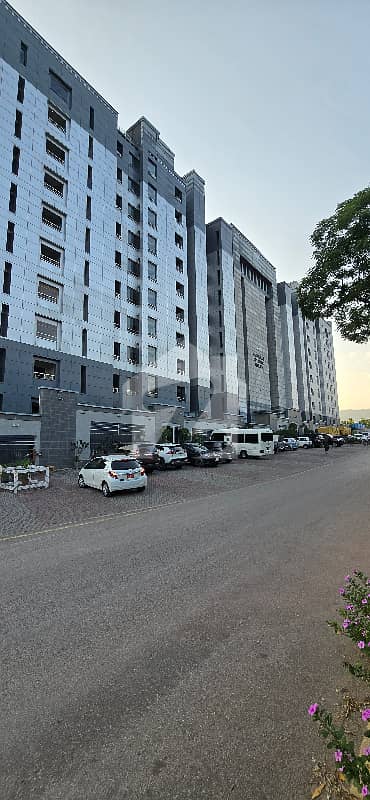 قراقرم ڈپلومیٹک انکلیو اسلام آباد میں 2 کمروں کا 7 مرلہ فلیٹ 7.5 کروڑ میں برائے فروخت۔