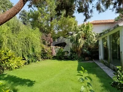 F-11/3 Prime Location Size 1000 Square Yard Plot For Sale