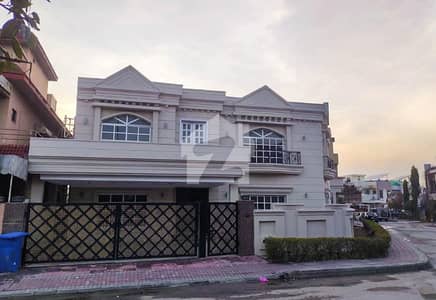 بحریہ ٹاؤن فیز 3 بحریہ ٹاؤن راولپنڈی,راولپنڈی میں 6 کمروں کا 1 کنال مکان 9.25 کروڑ میں برائے فروخت۔