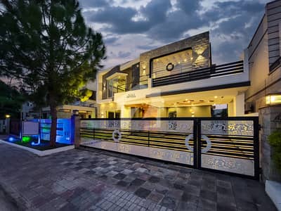 بحریہ ٹاؤن فیز 4 بحریہ ٹاؤن راولپنڈی,راولپنڈی میں 5 کمروں کا 1 کنال مکان 9.5 کروڑ میں برائے فروخت۔