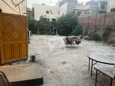 PIA Main Boulevard 3 Kanal Corner Old Building With Basement Ideal Location