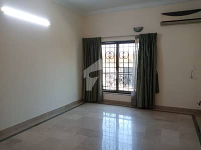 Prime Location Close To F-7 Markaz Size 60x100 666 Square Yards CDA Transfer Incoming Rent 3500$