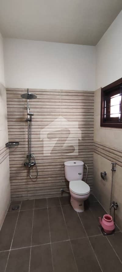 ڈی ایچ اے فیز 8 ڈی ایچ اے ڈیفینس,کراچی میں 3 کمروں کا 1 کنال زیریں پورشن 3.25 لاکھ میں کرایہ پر دستیاب ہے۔
