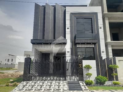Avail Yourself A Great Prime Location 5 Marla House In Central Park - Block B