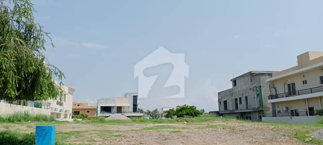 DHA Phase 5, Sector J ,10 Marla plot at investors rate ,Ideal location . Level plot Best time for the investors