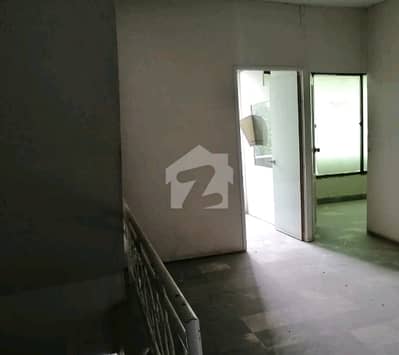 Gulberg Building Sized 5 Marla Is Available