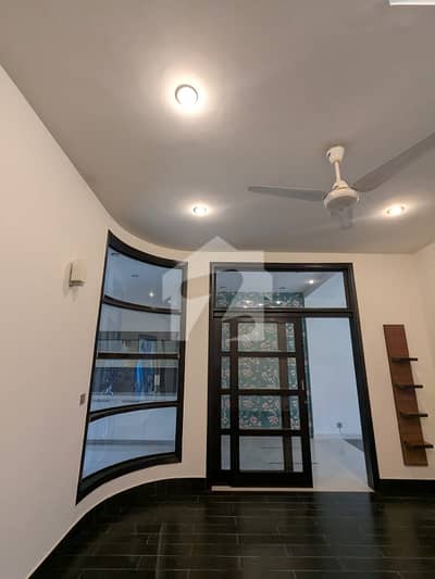 ڈی ایچ اے فیز 8 ڈی ایچ اے ڈیفینس,کراچی میں 2 کمروں کا 1 کنال زیریں پورشن 3.25 لاکھ میں کرایہ پر دستیاب ہے۔