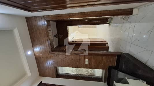 10 Marla Used House For Sale In Tariq Garden