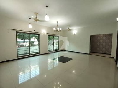 Superb & Open View 10 Marla 3 Bed Flat On 2nd Floor For Sale In Askari 11 Lahore