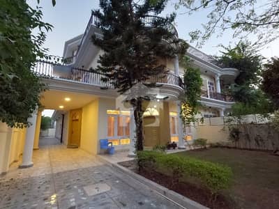 F-11 DOUBLE STORY HOUSE NEW BATHROOMS 4 BEDROOMS 2 KITCHENS