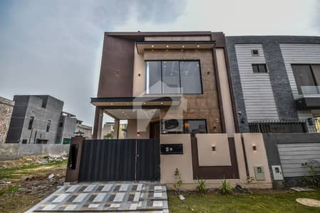 5 MARLA BRAND NEW ULTRA MODERN HOUSE FOR SALE NEAR TO PARK