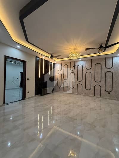 1 KANAL UPPER PORTION AVAILABLE FOR RENT IN NASHEMAN E IQBAL PHASE 2