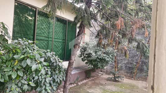غازی روڈ کینٹ,لاہور میں 3 کمروں کا 1 کنال مکان 4.5 کروڑ میں برائے فروخت۔