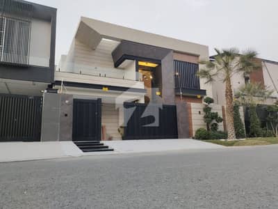 لیک سٹی ۔ سیکٹر ایم ۔ 3 لیک سٹی,رائیونڈ روڈ,لاہور میں 6 کمروں کا 1 کنال مکان 13.5 کروڑ میں برائے فروخت۔