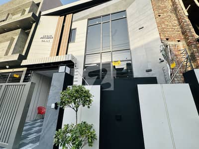 Hot Location 5 Marla Brand New Ultra Modern House For Sale in Central Park Lahore