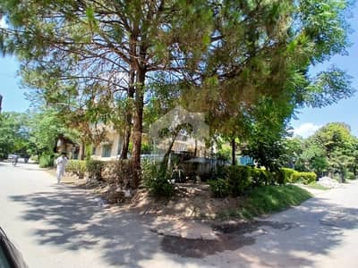 CornerHouse G-9/4 House For Sale Sized 10 Marla