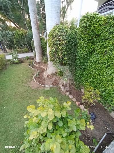 HOUSE FOR SALE SECTOR F 10 SIZE 555 SQUARE YARDS WITH EXTRA LAND MAIN RAOD HOUSE