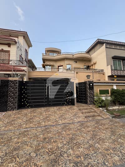 G block 10 Marla House available for sale