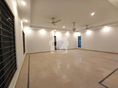گلبرگ 3 گلبرگ,لاہور میں 6 کمروں کا 2 کنال دفتر 6.5 لاکھ میں کرایہ پر دستیاب ہے۔