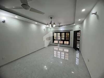 جی ۔ 9 اسلام آباد میں 5 کمروں کا 11 مرلہ بالائی پورشن 2.1 لاکھ میں کرایہ پر دستیاب ہے۔