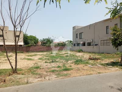 1-KANAL PLOT IN V BLOCK,. . . DIRECT MEETING WITH PLOT OWNER. . . . NEAR TO PARK AND MAIN ROAD.