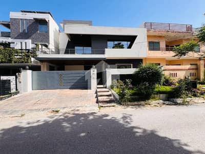 INVESTOR RATE HOUSE AVAILABLE FOR SALE SECTOR E 11 2 MADICAL SOCIETY SIZE 16 MARLA