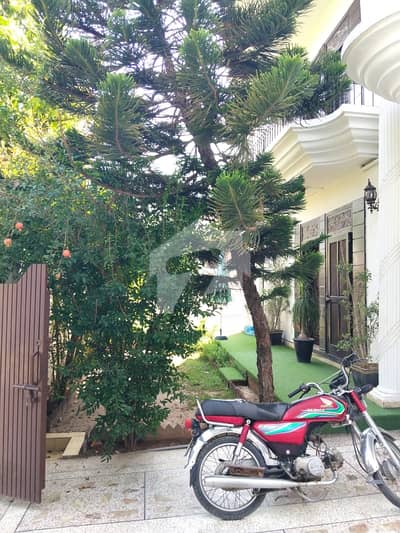 TRIPLE STOREY CORNER HOUSE FOR SALE SECTOR F 11 SIZE ONE KANAL TOP LOCATION