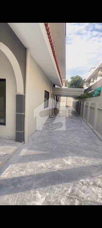 1 Kanal Executive House for Rent F-10/4 (5 Bed, 8 Parking)