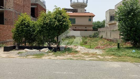 9 Marla Residential plot in Bankers Avenue Co-operative Housing Society is available for sale