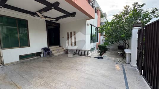 10 Marla Beautiful Lower Portion For Rent in Parkview City Lahore