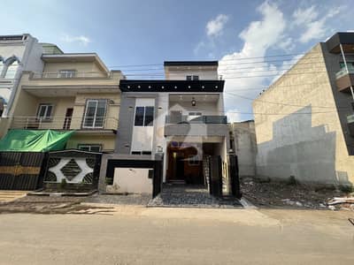 الرحمان گارڈن فیز 2 الرحمان گارڈن,لاہور میں 4 کمروں کا 5 مرلہ مکان 2.15 کروڑ میں برائے فروخت۔