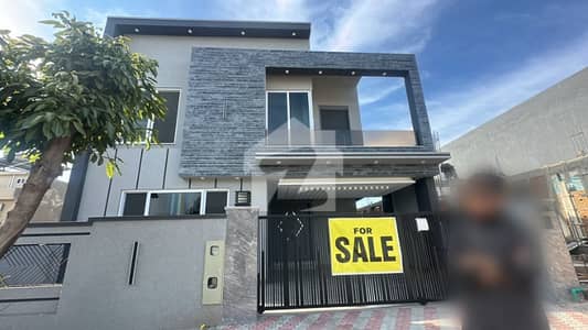 10 MARLA BRAND NEW ULTRA LUXURY MODERN DESIGN HOUSE AVAILABLE FOR SALE PROPER DOUBLE UNIT DOUBLE STORY VERY GOOD MOST PRIME LOCATION NEAR TO ALL FACILITIES AVAILABLE