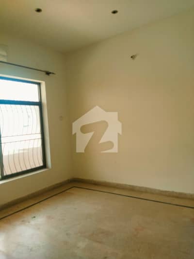 UPPER PORTION AVAILABEL FOR RENT ALLAMA IQBAL TOWN